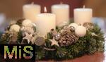 25.11.2022, Weihnachtsauslage in einer Gärtnerei in Buchloe (Bayern), Advent-Stimmung im Verkaufsraum. Adventskränze mit weissen Kerzen. Eine Kerze brennt, der Erste Advent.