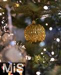 25.11.2022, Weihnachtsauslage in einer Grtnerei in Buchloe (Bayern), Advent-Stimmung im Verkaufsraum. Christbaumkugeln hngen zum Verkauf bereit.
