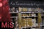 25.11.2022, Weihnachtsauslage in einer Grtnerei in Buchloe (Bayern), Advent-Stimmung im Verkaufsraum. Christbaumkugeln liegen im Regal zum Verkauf bereit.  