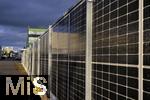 27.11.2022, Photovoltaik als Zaun am Firmengelände in Buchloe (Bayern). Effizentere Flächennutzung bei Photovoltaik, Anders als bei herkömmlichen Solarparks wurden hier die PV-Module senkrecht installiert, sind Sichtschutz und Grundstücks-Zaun zugleich. 