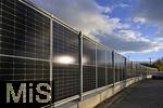 27.11.2022, Photovoltaik als Zaun am Firmengelände in Buchloe (Bayern). Effizentere Flächennutzung bei Photovoltaik, Anders als bei herkömmlichen Solarparks wurden hier die PV-Module senkrecht installiert, sind Sichtschutz und Grundstücks-Zaun zugleich.