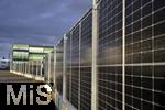 27.11.2022, Photovoltaik als Zaun am Firmengelände in Buchloe (Bayern). Effizentere Flächennutzung bei Photovoltaik, Anders als bei herkömmlichen Solarparks wurden hier die PV-Module senkrecht installiert, sind Sichtschutz und Grundstücks-Zaun zugleich. 