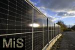 27.11.2022, Photovoltaik als Zaun am Firmengelände in Buchloe (Bayern). Effizentere Flächennutzung bei Photovoltaik, Anders als bei herkömmlichen Solarparks wurden hier die PV-Module senkrecht installiert, sind Sichtschutz und Grundstücks-Zaun zugleich.