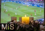 27.11.2022, Fussball Weltmeisterschaft 2022 in Katar, Vorrunde, 2.Spieltag, Spanien - Deutschland, Zuhause in einem Wohnzimmer in Bayern schaut der Deutsche Fussballfan das Spiel am Fernseher im ZDF, und das am ersten Advent, die erste Kerze am Adventskranz brennt.