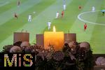 27.11.2022, Fussball Weltmeisterschaft 2022 in Katar, Vorrunde, 2.Spieltag, Spanien - Deutschland, Zuhause in einem Wohnzimmer in Bayern schaut der Deutsche Fussballfan das Spiel am Fernseher im ZDF, und das am ersten Advent, die erste Kerze am Adventskranz brennt.