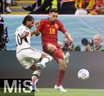 27.11.2022, Fussball Weltmeisterschaft 2022 in Katar, Vorrunde, 2.Spieltag, Spanien - Deutschland, Al-Bayt Stadium (Al-Khor),  v.li: Serge Gnabry (Deutschland) gegen Jordi Alba (Spanien) 