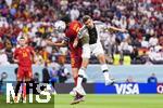 27.11.2022, Fussball Weltmeisterschaft 2022 in Katar, Vorrunde, 2.Spieltag, Spanien - Deutschland, Al-Bayt Stadium (Al-Khor), v.li: Busquets (Spanien) gegen Thomas Müller (Deutschland) 