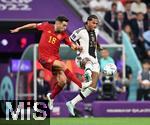 27.11.2022, Fussball Weltmeisterschaft 2022 in Katar, Vorrunde, 2.Spieltag, Spanien - Deutschland, Al-Bayt Stadium (Al-Khor), v.li: Jordi Alba (Spanien) gegen Serge Gnabry (Deutschland) 