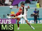 27.11.2022, Fussball Weltmeisterschaft 2022 in Katar, Vorrunde, 2.Spieltag, Spanien - Deutschland, Al-Bayt Stadium (Al-Khor), v.li: Jordi Alba (Spanien) gegen Thomas Müller (Deutschland) 