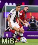 27.11.2022, Fussball Weltmeisterschaft 2022 in Katar, Vorrunde, 2.Spieltag, Spanien - Deutschland, Al-Bayt Stadium (Al-Khor),  v.li: Jamal Musiala (Deutschland) gegen Dani Carvajal (Spanien).