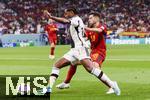 27.11.2022, Fussball Weltmeisterschaft 2022 in Katar, Vorrunde, 2.Spieltag, Spanien - Deutschland, Al-Bayt Stadium (Al-Khor), von links:  Serge Gnabry (Deutschland) gegen Jordi Alba (Spanien) 