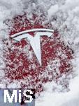 22.01.2023, Türkheim im Unterallgäu, TESLA-Schnellladesäule für E-Autos (Supercharger). Ein Tesla Model 3 lädt im Winter an einem Supercharger seinen Akku voll, auf der gefrorenen Motorhaube das Tesla-Firmen-Logo unter dem Schnee zu sehen.   