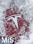 22.01.2023, Türkheim im Unterallgäu, TESLA-Schnellladesäule für E-Autos (Supercharger). Ein Tesla Model 3 lädt im Winter an einem Supercharger seinen Akku voll, auf der gefrorenen Motorhaube das Tesla-Firmen-Logo unter dem Schnee zu sehen.   
