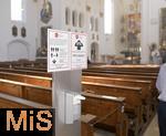 30.06.2022, Kirchen in Bayern,  Corona-Regeln in einer Kirche in Bayern, Desinfiziermittel-Spender am Eingang für die Einhaltung der Hygienemassnahmen für die Gläubigen. 