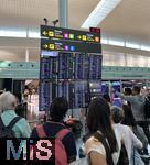 01.11.2022, Airport Barcelona El Prat in Spanien, Reisende im Terminal, Suchen ihre Abflüge und die Gates auf der Flugplan-Tafel am Monitor.