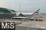 01.11.2022, Airport Barcelona El Prat in Spanien, Eine MAschine der Airline Emirates wird abgefertigt am Gate.