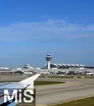 01.11.2022, Airport München, Maschine ist gerade am Terminal 1 gelandet, hinten der Tower am Zentralgebäude mit den Fluglotsen.