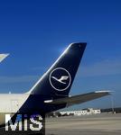 01.11.2022, Airport München, Eine Lufthansa-Maschine steht am Abfertigungsterminal zum Einsteigen bereit.