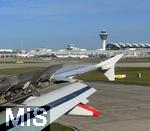 09.11.2022, Flugreisen. Ein Flugzeug der TAP-Airways nach seiner Landung am Airport München. Der Tower und das Hauptgebäude Terminal 1 ist hinter dem Rollfeld zu sehen.