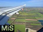 09.11.2022, Flugreisen. Ein Flugzeug der TAP-Airways im Anflug auf den Airport München, über die Felder von Freising.