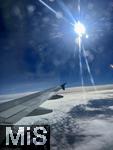 09.11.2022, Flugreisen. Ein Flugzeug der TAP-Airways fliegt über den Wolken.