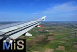 09.11.2022, Flugreisen. Ein Flugzeug der TAP-Airways im Anflug auf den Airport München, über die Felder von Freising.