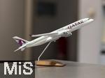 23.01.2023, Flugzeugmodel Qatar Airways steht in einem Reisebüro auf dem Tisch.