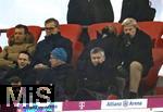 24.01.2023, Fussball 1. Bundesliga 2022/2023, 17.Spieltag, FC Bayern Mnchen - 1.FC Kln, in der Allianz-Arena Mnchen. Sportdirektor Hasan Salihamidzic (2.v.re, Bayern Mnchen) kann es nicht mehr mitansehen neben Vorstandsmitglied Oliver Kahn (re, Bayern Mnchen) auf der VIP-Tribne.


