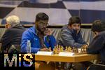 07.03.2023, Das 38. Internationale ChessOrg-Schachfestival in Bad Wörishofen (Bayern). Die Elite der Schach-Szene aus fast der ganzen Welt kämpft an den Tischen um Weltranglistenpunkte und Preisgelder. Mehrere Großmeister aus Indien sind die aussichtsreichsten Akteure. 
In der Brille von Großmeister Visakh NR (Indien, Blaue Jacke) spiegelt sich das Schachbrett.