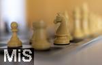07.03.2023, Das 38. Internationale ChessOrg-Schachfestival in Bad Wörishofen (Bayern). Die Elite der Schach-Szene aus fast der ganzen Welt kämpft an den Tischen im Kurhaus um Weltranglistenpunkte und Preisgelder. Die Schachfiguren stehen auf dem Schachbrett bereit. Turm und Springer,  