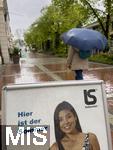 11.05, Dauerregen auch in Bad Wörishofen im Unterallgäu, In der Fussgängerzone wirbt ein Bademodengeschäft damit, daß ãhier der Sommer istÒ, dahinter laufen Passanten mit Regenschirm vorbei.