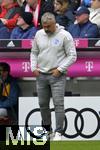 13.05.2023, Fussball 1. Bundesliga 2022/2023, 32.Spieltag, FC Bayern München - Schalke 04, in der Allianz-Arena München. Trainer Thomas Reis (Schalke 04) nachdenklich. 