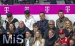 13.05.2023, Fussball 1. Bundesliga 2022/2023, 32.Spieltag, FC Bayern München - Schalke 04, in der Allianz-Arena München.  mitte oben: Torwart Manuel Neuer (FC Bayern München) schaut zu.