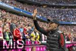 13.05.2023, Fussball 1. Bundesliga 2022/2023, 32.Spieltag, FC Bayern München - Schalke 04, in der Allianz-Arena München.  Trainer Thomas Tuchel (FC Bayern München) winkt 