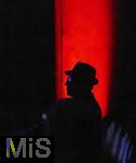 16.05.2023, Füssen im Allgäu, Musical-Generalprobe von ãEin bisschen FriedenÒ, von Ralph Siegel, im Festspielhaus Neuschwanstein. Zuschauer im Schatten.