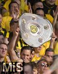 21.05.2023, Fussball 1. Bundesliga 2022/2023, 33.Spieltag, FC Augsburg - Borussia Dortmund, in der WWK-Arena Augsburg,  Die Dortmunder Fans feiern ihre Mannschaft mit einer Meisterschale,