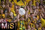 21.05.2023, Fussball 1. Bundesliga 2022/2023, 33.Spieltag, FC Augsburg - Borussia Dortmund, in der WWK-Arena Augsburg,  Die Dortmunder Fans feiern ihre Mannschaft mit einer Meisterschale,