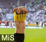 21.05.2023, Fussball 1. Bundesliga 2022/2023, 33.Spieltag, FC Augsburg - Borussia Dortmund, in der WWK-Arena Augsburg, Mats Hummels (Borussia Dortmund) zieht sein Trikot aus 