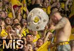 21.05.2023, Fussball 1. Bundesliga 2022/2023, 33.Spieltag, FC Augsburg - Borussia Dortmund, in der WWK-Arena Augsburg,  Die Dortmunder Fans jubeln mit Meisterschale.