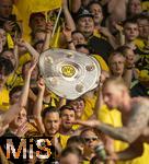 21.05.2023, Fussball 1. Bundesliga 2022/2023, 33.Spieltag, FC Augsburg - Borussia Dortmund, in der WWK-Arena Augsburg,  Die Dortmunder Fans jubeln mit Meisterschale.