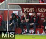 27.05.2023, Fussball 1. Bundesliga 2022/2023, 34.Spieltag, 1.FC Köln - FC Bayern München, Rhein-Energie-Stadion Köln, li: Trainer Thomas Tuchel (FC Bayern München) unzufrieden auf der Bank