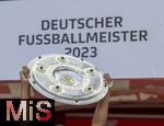 27.05.2023, Fussball 1. Bundesliga 2022/2023, 34.Spieltag, 1.FC Köln - FC Bayern München, Rhein-Energie-Stadion Köln,  Serge Gnabry (FC Bayern München) stemmt die Meisterschale 