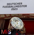 27.05.2023, Fussball 1. Bundesliga 2022/2023, 34.Spieltag, 1.FC Köln - FC Bayern München, Rhein-Energie-Stadion Köln,  Serge Gnabry (FC Bayern München) stemmt die Meisterschale 