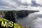 31.08.2023, Irland Land und Leute, Cliffs of Moher, Weltbekannte Steilklippen an der Westküste der Insel. Die Felsen der Steilküste wurden durch die raue See des Nordpazifischen Ozeans mit geformt.
