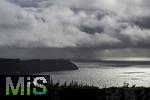 31.08.2023, Irland Land und Leute, Cliffs of Moher, Weltbekannte Steilklippen an der Westküste der Insel. Hinter dem Felsen der Steilküste regnet eine Wolke auf den Nordpazifischen Ozean herab.
