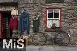 02.09.2023, Irland Land und Leute, Roadtrip am Ring of Kerry, der Kstenstrasse am Atlantik entlang im County Kerry.   Bauernhofmuseum mit Hofladen, Molly Gallivans Cottage & traditional Farm bei Kenmare. Molly Gallivan?s Traditionelles Cottage & Museum in Kerry, Pullover hngen an der Wand zum Verkauf.