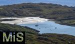 02.09.2023, Irland Land und Leute, Roadtrip am Ring of Kerry, der Kstenstrasse am Atlantik entlang im County Kerry.    Segelschiff auf Brackwasser bei Ebbe.