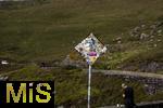 02.09.2023, Irland Land und Leute, Roadtrip am Ring of Kerry, der Kstenstrasse am Atlantik entlang im County Kerry.   Ein mit Aufklebern von den Urlaubern zugepflastertem Verkehrsschild an einem Parkplatz.