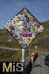 02.09.2023, Irland Land und Leute, Roadtrip am Ring of Kerry, der Kstenstrasse am Atlantik entlang im County Kerry.   Ein mit Aufklebern von den Urlaubern zugepflastertem Verkehrsschild an einem Parkplatz.