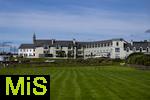 02.09.2023, Irland Land und Leute, Roadtrip am Ring of Kerry, der Kstenstrasse am Atlantik entlang im County Kerry.   Waterville Beach, rechts Butler Arms Hotel 